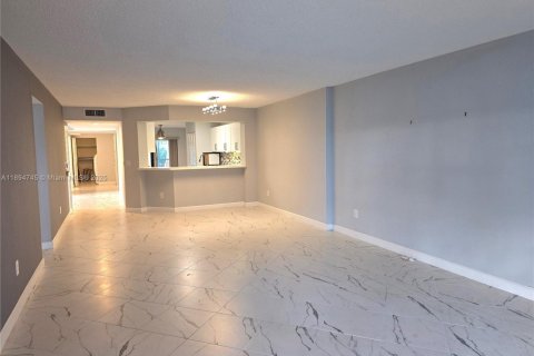 Condominio en venta en Tamarac, Florida, 2 dormitorios, 164.62 m2 № 1947200 - foto 4