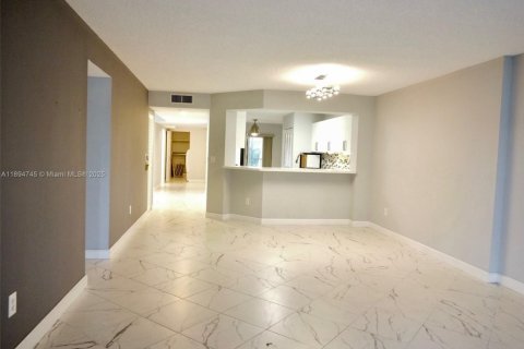 Condominio en venta en Tamarac, Florida, 2 dormitorios, 164.62 m2 № 1947200 - foto 5