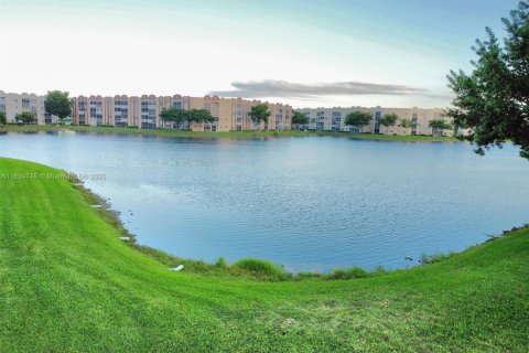 Condominio en venta en Tamarac, Florida, 2 dormitorios, 164.62 m2 № 1947200 - foto 3