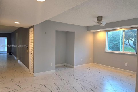 Condominio en venta en Tamarac, Florida, 2 dormitorios, 164.62 m2 № 1947200 - foto 10