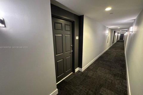 Снять в аренду кондоминиум в Холливуд, Флорида 2 спальни, 110.46м2, № 1992371 - фото 2