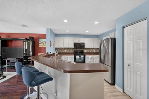 Townhouse in Tampa, Florida 2 bedrooms, 126.72 sq.m. № 2199377 - photo 3