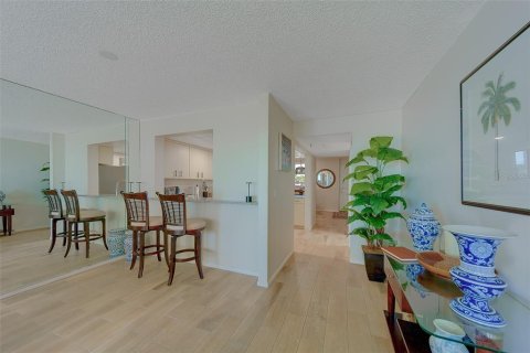 Condo in Redington Shores, Florida, 2 bedrooms  № 2212644 - photo 8