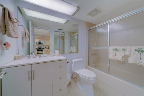 Condo in Redington Shores, Florida, 2 bedrooms  № 2212644 - photo 27