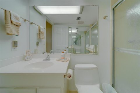 Condo in Redington Shores, Florida, 2 bedrooms  № 2212644 - photo 26