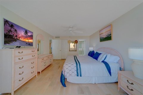 Condo in Redington Shores, Florida, 2 bedrooms  № 2212644 - photo 21