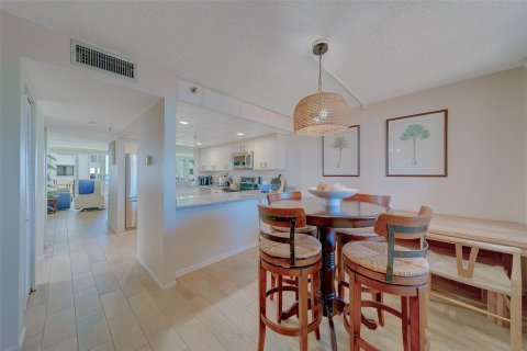 Condo in Redington Shores, Florida, 2 bedrooms  № 2212644 - photo 18