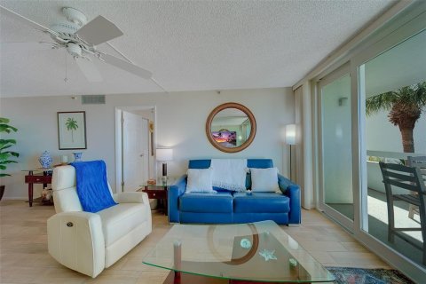 Condo in Redington Shores, Florida, 2 bedrooms  № 2212644 - photo 5