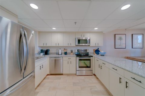 Condo in Redington Shores, Florida, 2 bedrooms  № 2212644 - photo 14