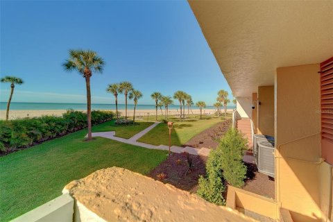 Condo in Redington Shores, Florida, 2 bedrooms № 2212644 - photo 13