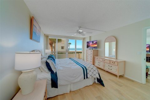 Condo in Redington Shores, Florida, 2 bedrooms  № 2212644 - photo 19