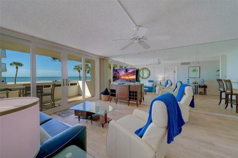 Condo in Redington Shores, Florida, 2 bedrooms  № 2212644 - photo 2