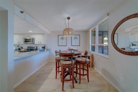 Condo in Redington Shores, Florida, 2 bedrooms  № 2212644 - photo 17
