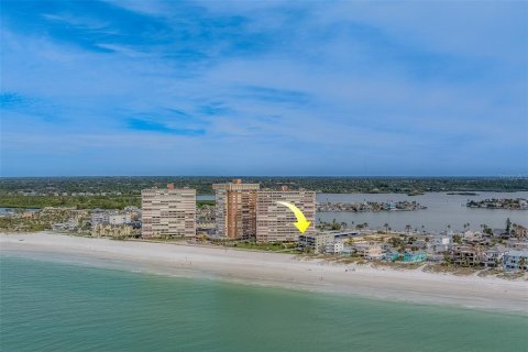 Condo in Redington Shores, Florida, 2 bedrooms  № 2212644