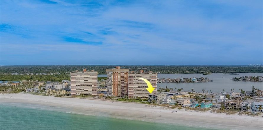 Condo in Redington Shores, Florida, 2 bedrooms  № 2212644