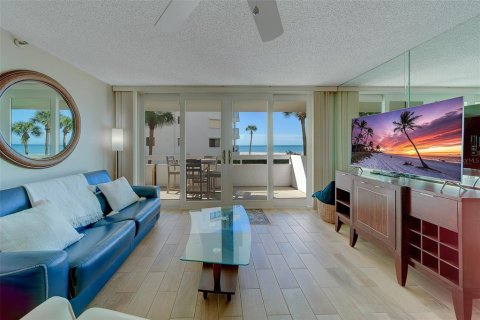 Condo in Redington Shores, Florida, 2 bedrooms  № 2212644 - photo 3