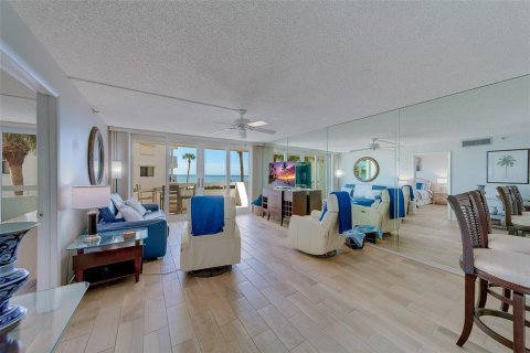 Condo in Redington Shores, Florida, 2 bedrooms  № 2212644 - photo 6