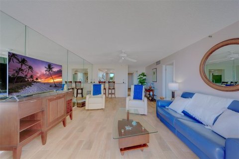 Condo in Redington Shores, Florida, 2 bedrooms  № 2212644 - photo 7