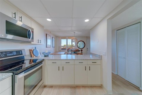 Condo in Redington Shores, Florida, 2 bedrooms  № 2212644 - photo 16