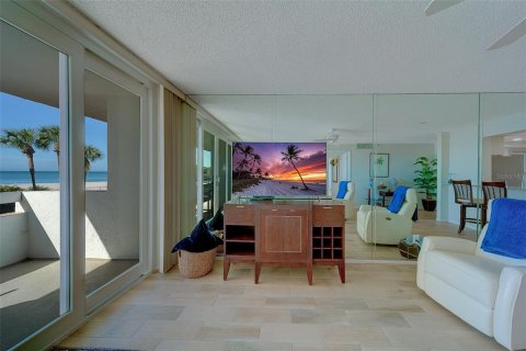 Condo in Redington Shores, Florida, 2 bedrooms  № 2212644 - photo 4