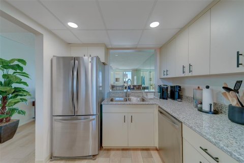 Condo in Redington Shores, Florida, 2 bedrooms  № 2212644 - photo 15