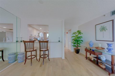 Condo in Redington Shores, Florida, 2 bedrooms  № 2212644 - photo 9
