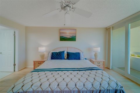 Condo in Redington Shores, Florida, 2 bedrooms  № 2212644 - photo 22