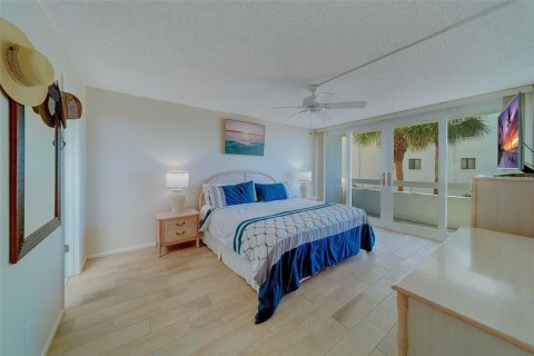 Condo in Redington Shores, Florida, 2 bedrooms  № 2212644 - photo 20