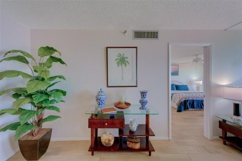 Condo in Redington Shores, Florida, 2 bedrooms  № 2212644 - photo 10