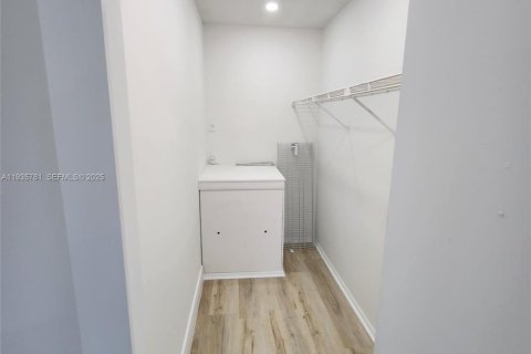 Condominio en alquiler en Pembroke Pines, Florida, 2 dormitorios, 88.54 m2 № 1993904 - foto 10