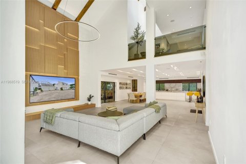 House in Miami, Florida 6 bedrooms, 381.64 sq.m. № 2031791