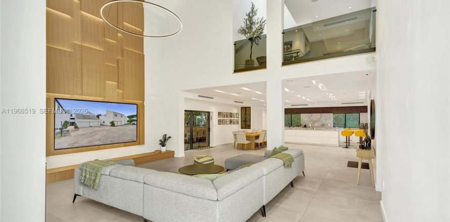 House in Miami, Florida 6 bedrooms, 381.64 sq.m. № 2031791