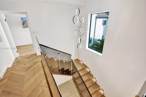 House in Miami, Florida 6 bedrooms, 381.64 sq.m. № 2031791 - photo 29