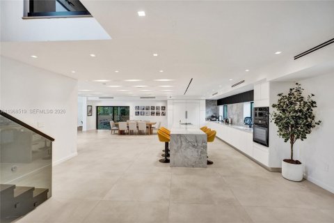 House in Miami, Florida 6 bedrooms, 381.64 sq.m. № 2031791 - photo 10