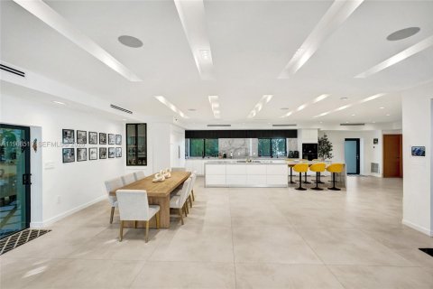 House in Miami, Florida 6 bedrooms, 381.64 sq.m. № 2031791 - photo 7