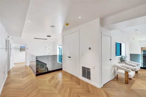 House in Miami, Florida 6 bedrooms, 381.64 sq.m. № 2031791 - photo 30