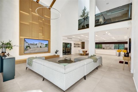 House in Miami, Florida 6 bedrooms, 381.64 sq.m. № 2031791 - photo 2