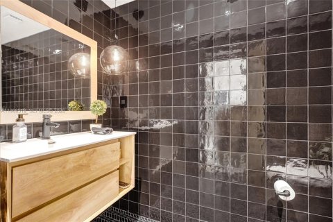 House in Miami, Florida 6 bedrooms, 381.64 sq.m. № 2031791 - photo 23