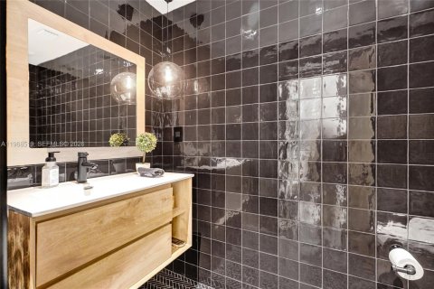 House in Miami, Florida 6 bedrooms, 381.64 sq.m. № 2031791 - photo 24