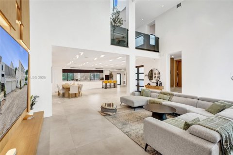 House in Miami, Florida 6 bedrooms, 381.64 sq.m. № 2031791 - photo 5