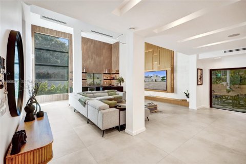 House in Miami, Florida 6 bedrooms, 381.64 sq.m. № 2031791 - photo 3