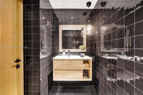 House in Miami, Florida 6 bedrooms, 381.64 sq.m. № 2031791 - photo 25