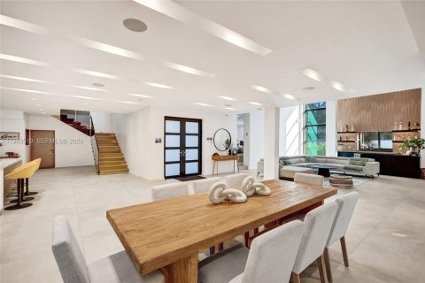 House in Miami, Florida 6 bedrooms, 381.64 sq.m. № 2031791 - photo 15