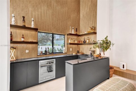 House in Miami, Florida 6 bedrooms, 381.64 sq.m. № 2031791 - photo 22