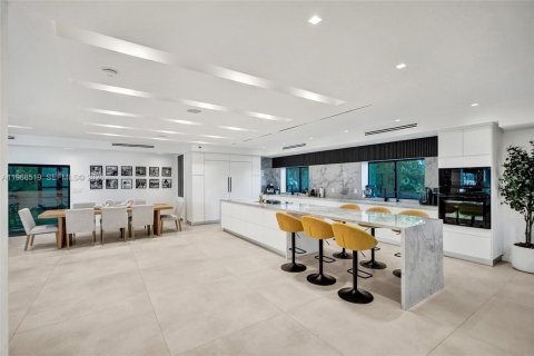 House in Miami, Florida 6 bedrooms, 381.64 sq.m. № 2031791 - photo 11