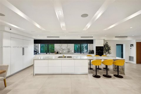 House in Miami, Florida 6 bedrooms, 381.64 sq.m. № 2031791 - photo 8