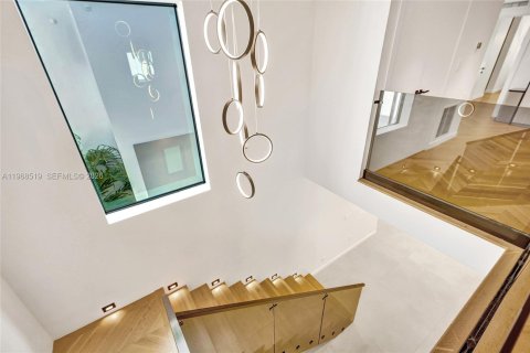 House in Miami, Florida 6 bedrooms, 381.64 sq.m. № 2031791 - photo 28