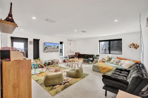 House in Miami, Florida 6 bedrooms, 381.64 sq.m. № 2031791 - photo 20