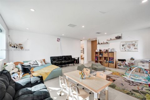 House in Miami, Florida 6 bedrooms, 381.64 sq.m. № 2031791 - photo 18