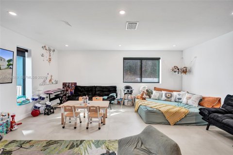 House in Miami, Florida 6 bedrooms, 381.64 sq.m. № 2031791 - photo 19